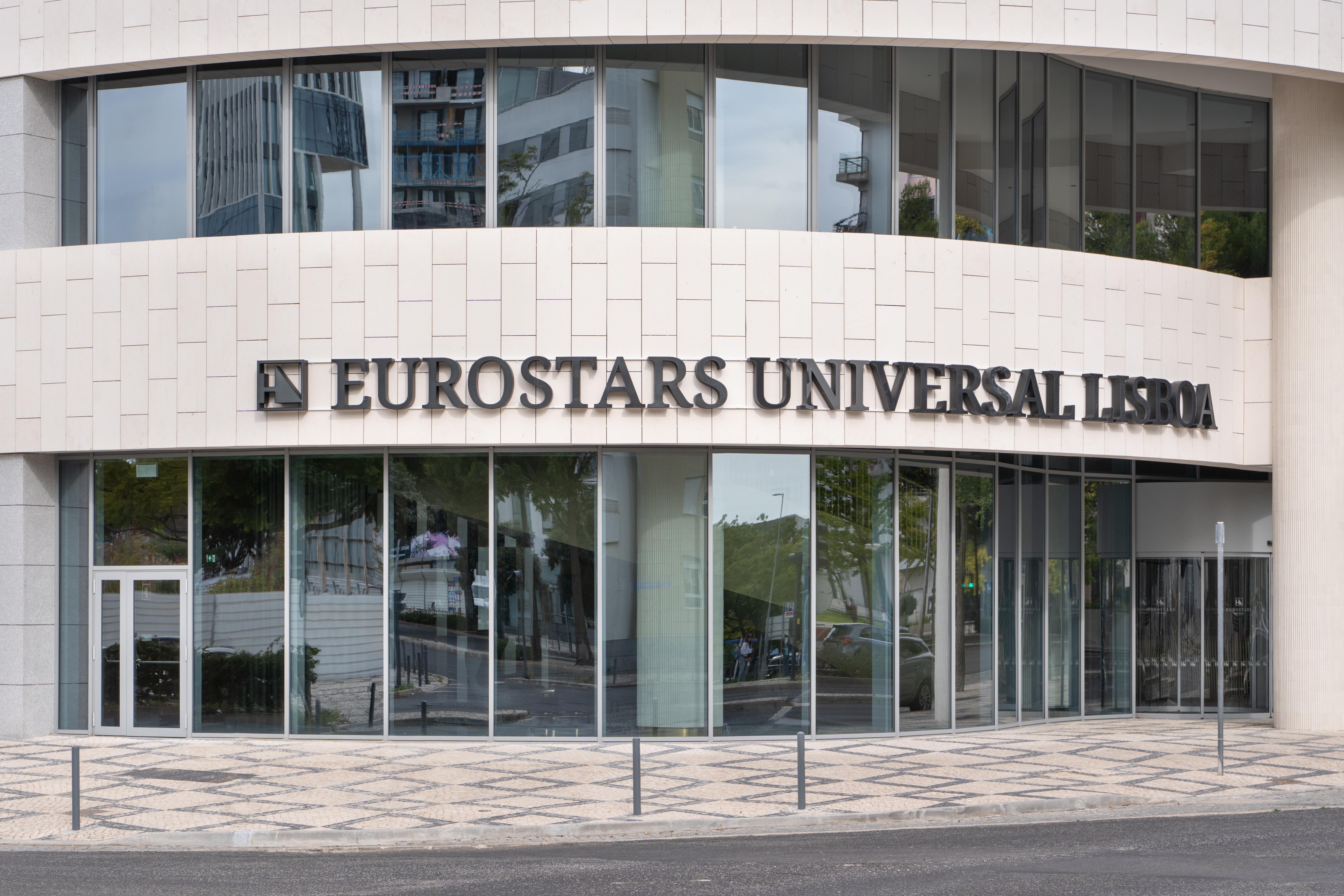 Eurostars Universal Lisboa Dış mekan fotoğraf The photo shows the exterior of a building with prominent glass windows. The name "EUROSTARS UNIVERSAL LISBOA" is displayed in large, bold letters on the wall. The architectural design appears modern, characterized by clean lines and a sleek façade. 